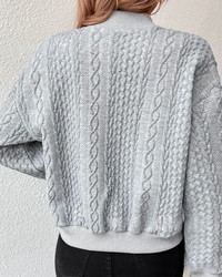 Grauer Strickpullover Damen, Zopfmuster, Baumwolle, modisch, warm, Herbstmode, Rückansicht.