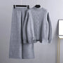 Grauer Strickpullover und Hose Set, Damenmode, gemütlich, Herbst-Winter, elegantes Design.