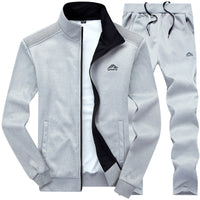 Grauer Herren-Trainingsanzug, Reißverschlussjacke und Jogginghose, Sportbekleidung.