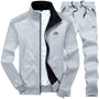 Grauer Herren-Trainingsanzug, Reißverschlussjacke und Jogginghose, Sportbekleidung.