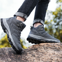 Grauer Wanderschuh, robust, rutschfest, ideal für Outdoor-Aktivitäten und Trekking.