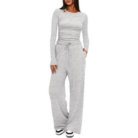 Frau in grauem, langärmligem Jogginganzug, bequem, modisch, Freizeitkleidung, Damenmode.
