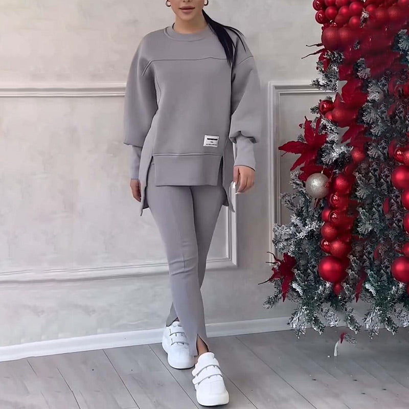 Frau in grauem Trainingsanzug, weiße Sneakers, Weihnachtsdekoration, gemütliche Mode.