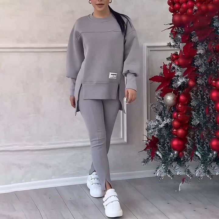 Graues Damen-Sweatshirt und Leggings-Set, lässig, bequem, modisch, mit weißen Sneakers.