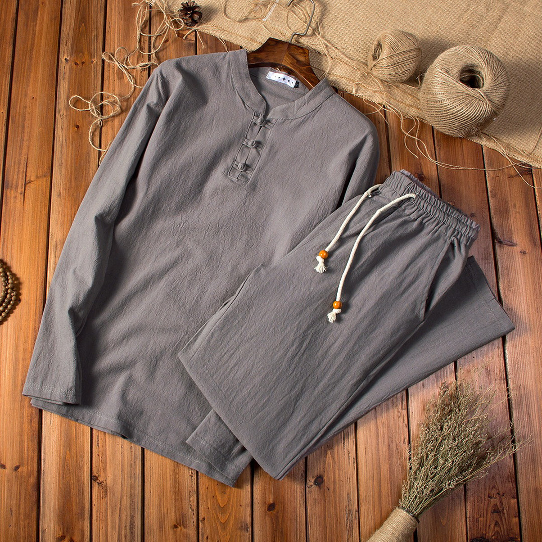 Graues Leinenhemd und Hose Set, Herrenmode, lässig, atmungsaktiv, Holzoptik Hintergrund.