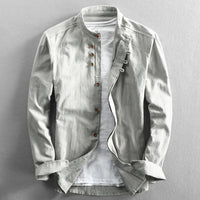Hellgraue Herrenjacke aus Leinen mit Stehkragen und Holzknöpfen, lässiger Stil.