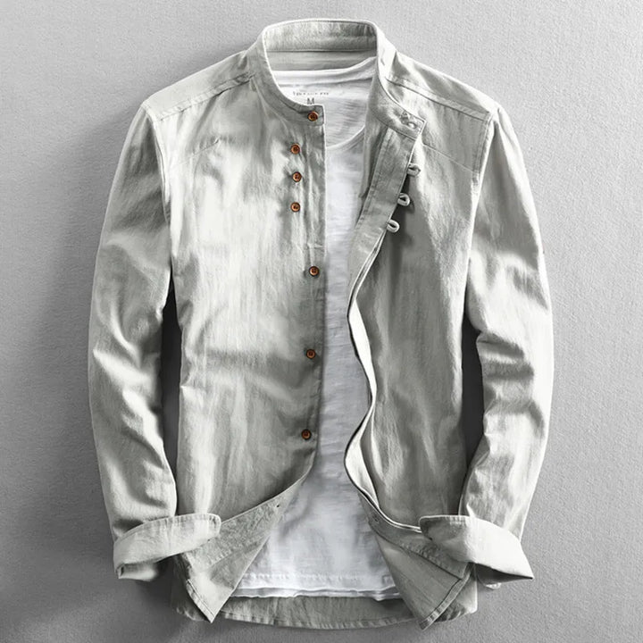 Hellgraue Herrenjacke aus Leinen mit Stehkragen und Holzknöpfen, lässiger Stil.