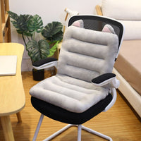 Grauer ergonomischer Bürostuhl mit Katzenohren-Kissen, modernes Design, Holzfußboden.