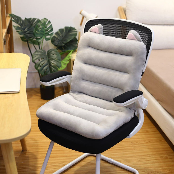 Grauer ergonomischer Bürostuhl mit Katzenohren-Kissen, modernes Design, Holzfußboden.