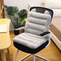 Grauer ergonomischer Bürostuhl mit Katzenohren-Kissen, modernes Design, Holzfußboden.
