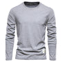Graues Langarmshirt aus Baumwolle für Herren, klassisches Design, bequem und stilvoll.
