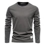 Graues Langarmshirt für Herren, Baumwolle, Rundhalsausschnitt, lässig, modisch.