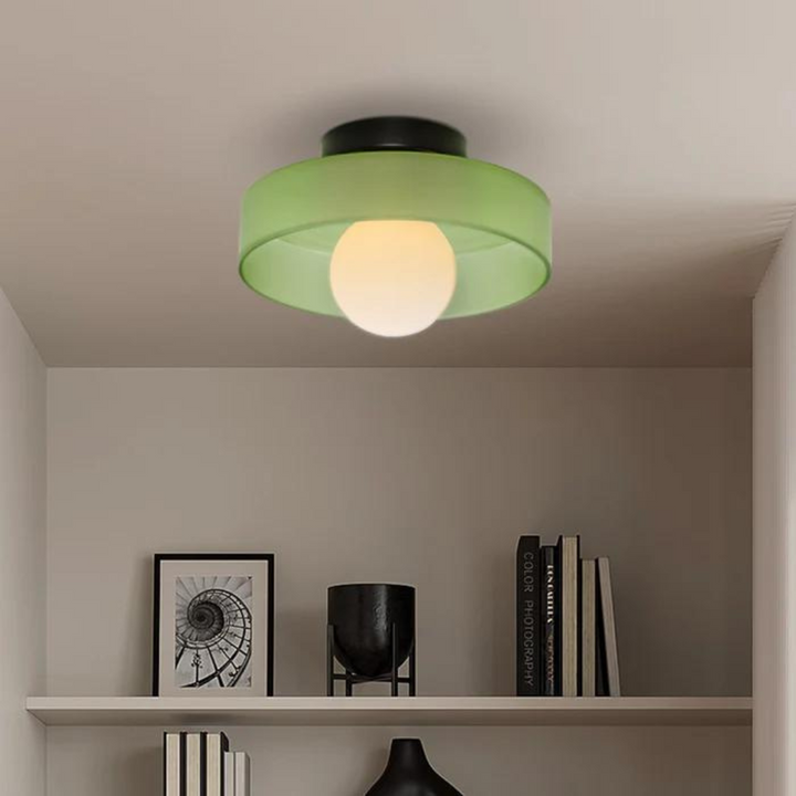 Grüne Deckenleuchte mit rundem Lampenschirm, modernes Design, Innenbeleuchtung.