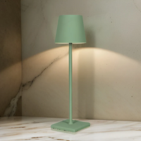Grüne Tischlampe aus Metall auf Marmortisch, modernes Design, Innenbeleuchtung.