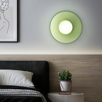 Grüne Wandleuchte im modernen Schlafzimmer, rundes Design, energiesparend, stilvolle Beleuchtung.