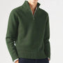 Grüner Herrenpullover mit halbem Reißverschluss, Stehkragen, warm, Wintermode.