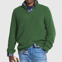 Grüner Herrenpullover mit Reißverschluss, gerippt, über kariertem Hemd, lässiger Stil.