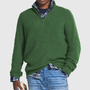 Grüner Herrenpullover mit Reißverschluss, gerippt, über kariertem Hemd, lässiger Stil.