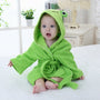Baby in grünem Frosch-Bademantel auf Bett, Kinderbademantel, weiches Frottee, Kapuze.