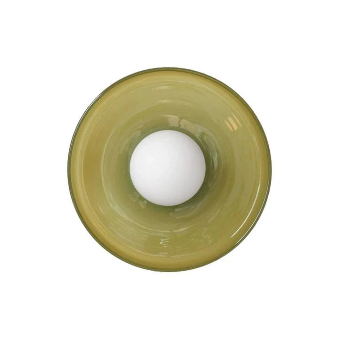 Grüne Glasvase mit weißer Kugel, modernes Design, dekorative Wohnaccessoires, minimalistisch.