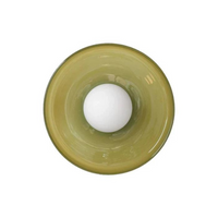 Grüne Glasvase mit weißer Kugel, modernes Design, dekorative Wohnaccessoires, minimalistisch.