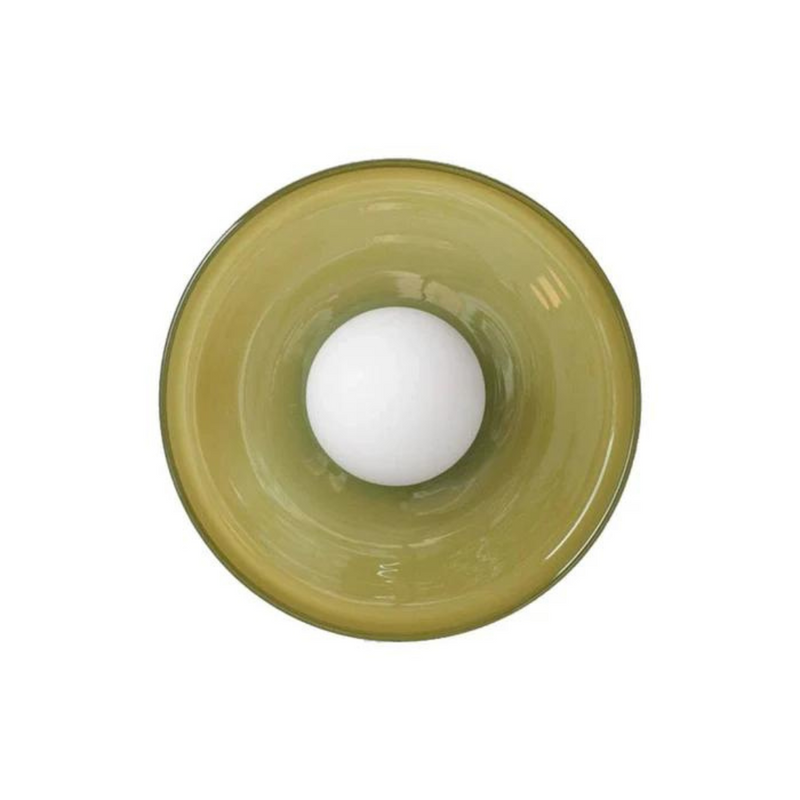 Grüne Glasvase mit weißer Kugel, modernes Design, dekorative Wohnaccessoires, minimalistisch.