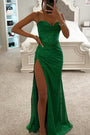 Frau in grünem Abendkleid mit hohem Beinschlitz, elegantes Design, Spaghettiträger.