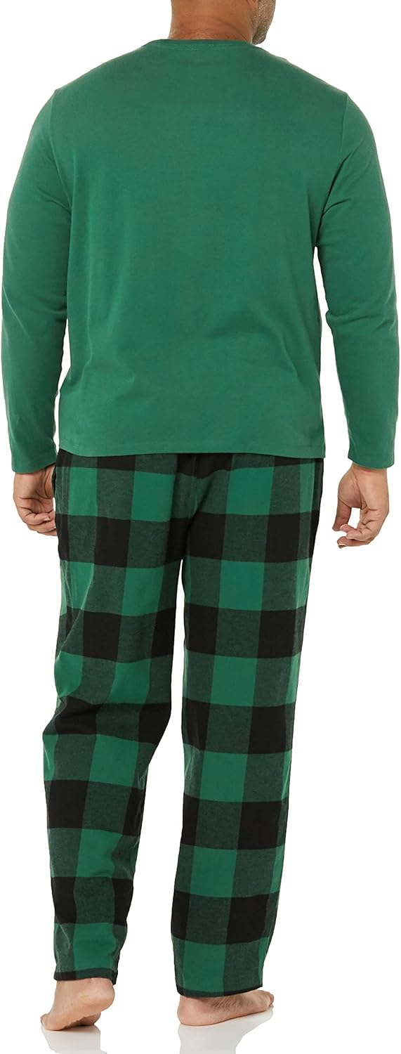 Mann in grünem Pyjama-Set mit karierten Hosen, Rückansicht, gemütliche Nachtwäsche.