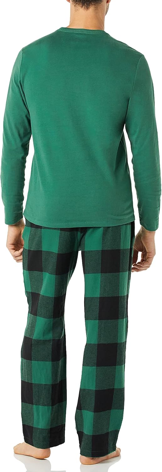 Mann in grünem Pyjama-Set mit karierten Hosen, Baumwolle, bequem, Nachtwäsche.