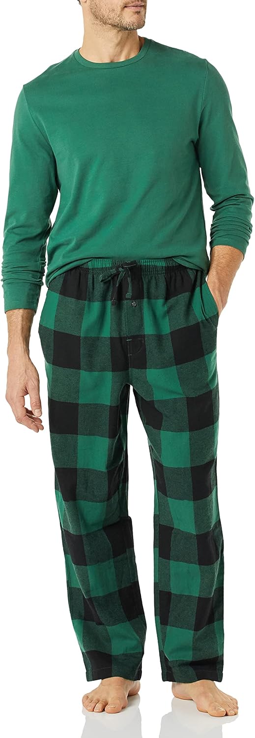 Mann in grünem Langarmshirt und karierten Pyjamahosen, bequem, lässig, Nachtwäsche.