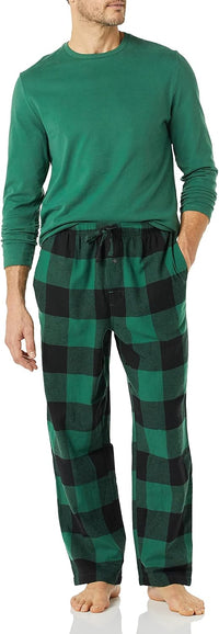 Mann in grünem Langarmshirt und karierten Pyjamahosen, bequem, lässig, Nachtwäsche.