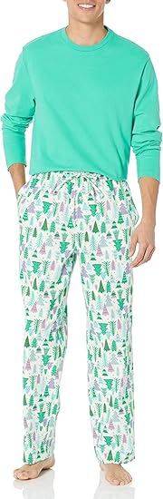 Mann in grünem Schlafanzug mit Weihnachtsbaum-Musterhose, gemütliche Nachtwäsche.