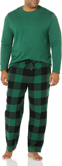 Mann in grünem Schlafanzug mit karierten Pyjamahosen, bequem, langärmelig, Baumwolle.