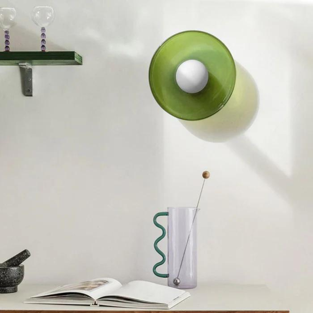 Grüner Glaslampenschirm an weißer Wand, modernes Design, minimalistisches Interieur.