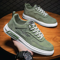 Grüne Herrensneaker mit weißer Sohle, sportlich, modisch, Freizeitschuh, Lederoptik.