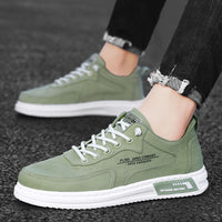 Grüne Sneaker aus Leder mit weißer Sohle, modisch, bequem, für Herren, Straßenmode.