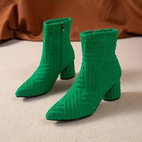 Grüne Damenstiefeletten, strukturiertes Design, Blockabsatz, modisch, Herbstmode.