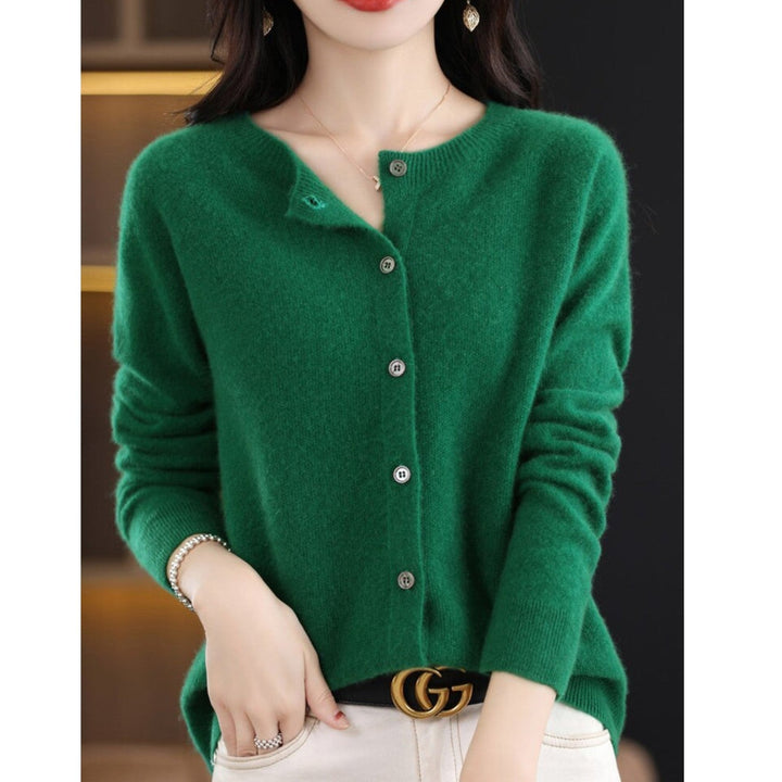 Grüner Damen-Cardigan aus Wolle, Knopfleiste, modisch, elegant, Herbstmode.