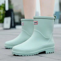 Grüne Gummistiefel für Damen, wasserdicht, rutschfest, ideal für Regenwetter.