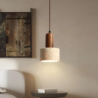 Hängelampe aus Beton und Holz über Nachttisch, modernes Design, warmes Licht, Schlafzimmerbeleuchtung.