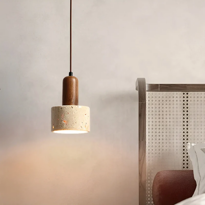 Hängelampe aus Holz und Beton über einem Bett in modernem Schlafzimmer-Design.
