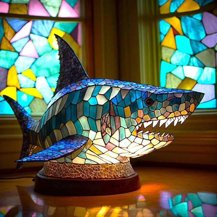 Buntglas-Haifischlampe vor farbigem Fenster, dekorative Beleuchtung, maritimes Design.