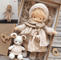 Handgemachte Waldorfpuppe in rosa Strickkleidung mit Stoffhase, Geschenkbox, nachhaltig.