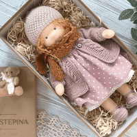 Handgemachte Waldorf-Puppe in rosa Kleid, gestrickter Mütze und Schal, Geschenkbox.