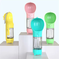 Bunte tragbare Hundewasserflasche aus Kunststoff mit integriertem Napf, ideal für unterwegs.
