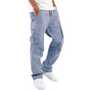 Mann trägt blaue Cargo-Hose, Baumwolle, lässig, mit Taschen, kombiniert mit weißen Sneakers.