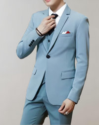 Mann im hellblauen Anzug mit Krawatte, weißem Hemd und Einstecktuch, eleganter Herrenmode.