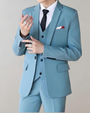 Eleganter blauer Anzug für Herren, dreiteilig, mit Krawatte und Einstecktuch.