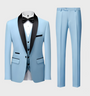Hellblauer Anzug mit schwarzem Revers, Weste und Hose, elegantes Herrenmode-Set.