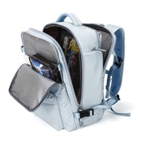 Hellblauer Rucksack mit mehreren Fächern, wasserdicht, ideal für Schule oder Reisen.